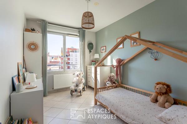 Appartement contemporain rénové avec verrière et balcon