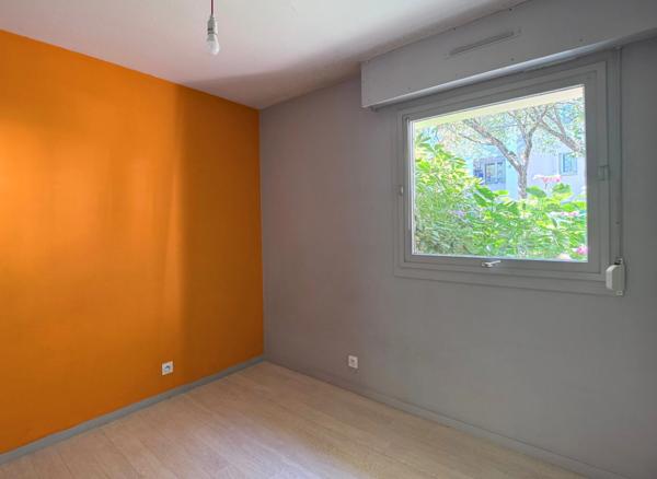 Grand T3 en rez-de-jardin avec terrasse et parking – Calme, lumineux, à 10 min du centre