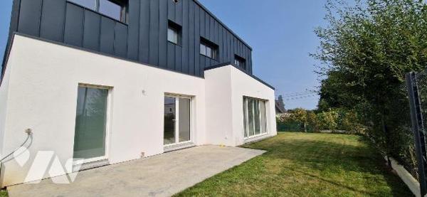 À seulement 15 minutes de Rennes et à proximité immédiate de Janzé, Guichen et de Bain-de-Breta...