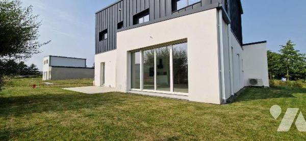 À seulement 15 minutes de Rennes et à proximité immédiate de Janzé, Guichen et de Bain-de-Breta...