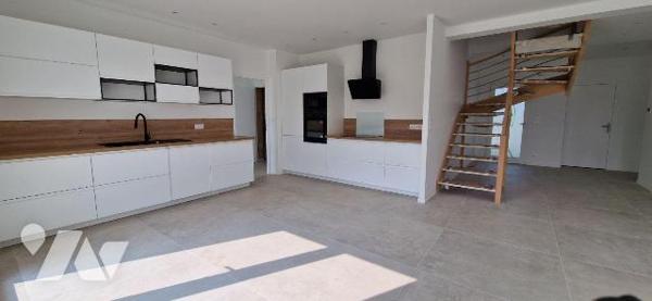 À seulement 15 minutes de Rennes et à proximité immédiate de Janzé, Guichen et de Bain-de-Breta...