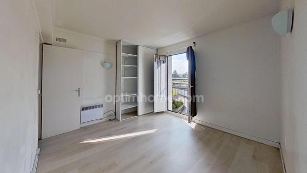 Gare RER "Le Raincy - Villemomble - Montfermeil" - Appartement à rénover de 3 pièces avec balcon et cave