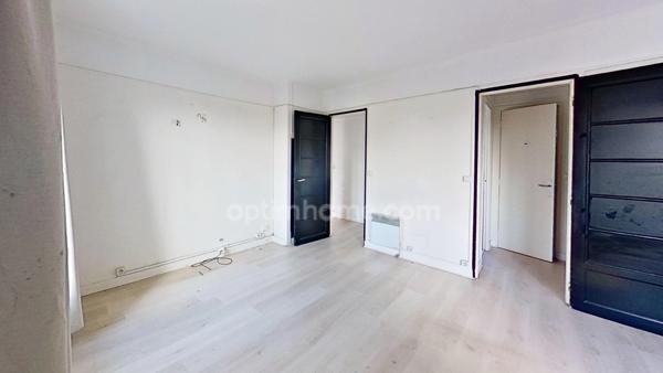 Gare RER "Le Raincy - Villemomble - Montfermeil" - Appartement à rénover de 3 pièces avec balcon et cave