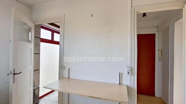 Gare RER "Le Raincy - Villemomble - Montfermeil" - Appartement à rénover de 3 pièces avec balcon et cave