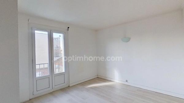 Gare RER "Le Raincy - Villemomble - Montfermeil" - Appartement à rénover de 3 pièces avec balcon et cave