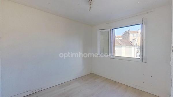 Gare RER "Le Raincy - Villemomble - Montfermeil" - Appartement à rénover de 3 pièces avec balcon et cave