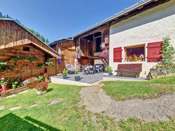 Ancienne ferme avec une grange à SAINT GERVAIS LES BAINS (74)