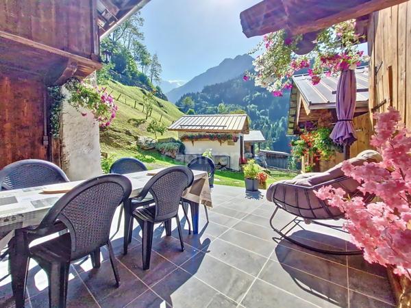 Ancienne ferme avec une grange à SAINT GERVAIS LES BAINS (74)