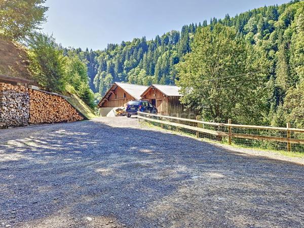 Ancienne ferme avec une grange à SAINT GERVAIS LES BAINS (74)