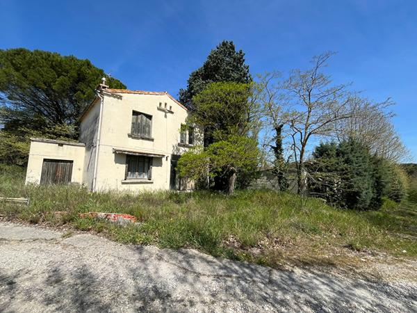 À 10 min de Carcassonne, ancien domaine avec 8 boxes, 7 maisons et dépendances sur 7593 m²
