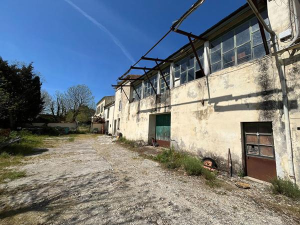À 10 min de Carcassonne, ancien domaine avec 8 boxes, 7 maisons et dépendances sur 7593 m²