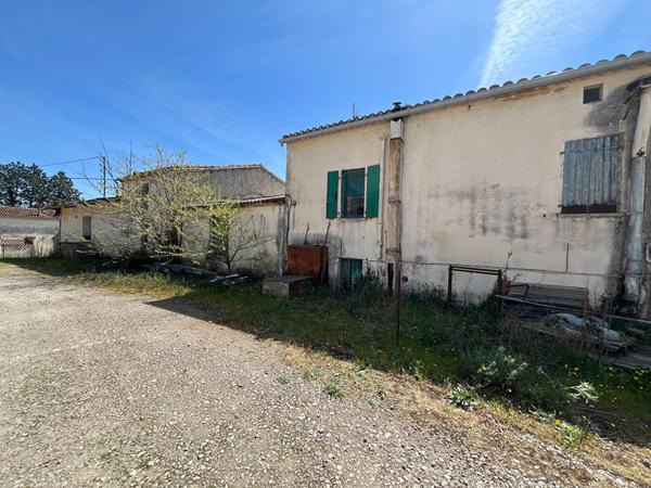 À 10 min de Carcassonne, ancien domaine avec 8 boxes, 7 maisons et dépendances sur 7593 m²
