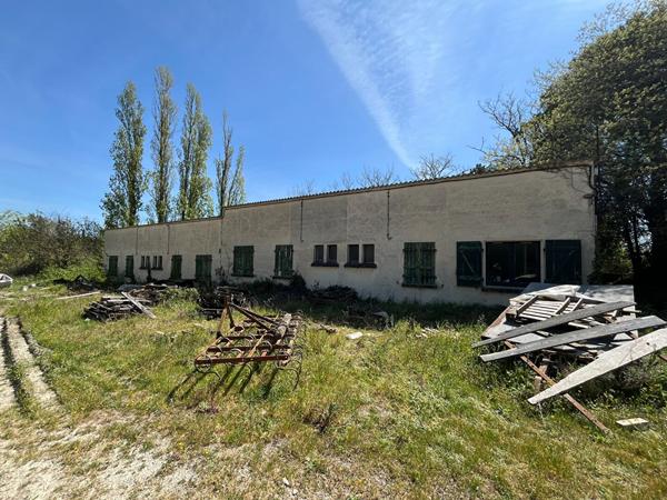 À 10 min de Carcassonne, ancien domaine avec 8 boxes, 7 maisons et dépendances sur 7593 m²