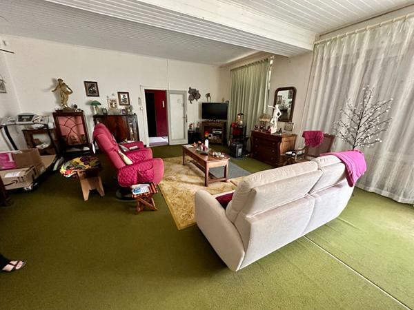 À 10 min de Carcassonne, ancien domaine avec 8 boxes, 7 maisons et dépendances sur 7593 m²