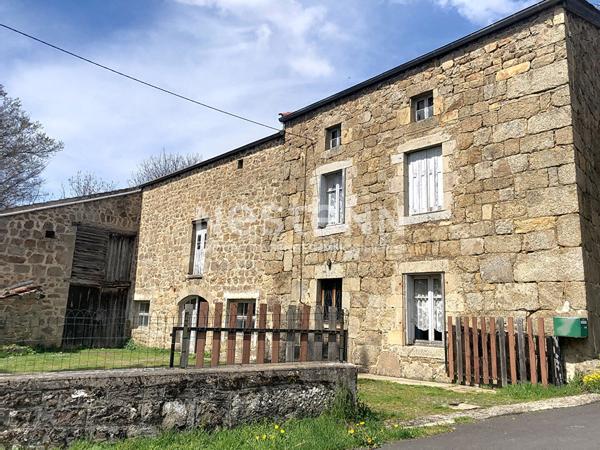 Ancien corps de ferme à rénover dans hameau de lapte environnement calme