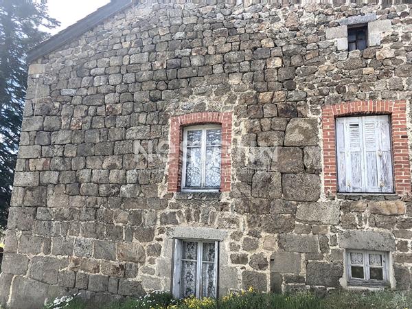 Ancien corps de ferme à rénover dans hameau de lapte environnement calme