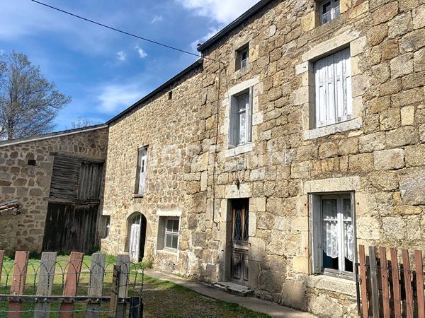 Ancien corps de ferme à rénover dans hameau de lapte environnement calme