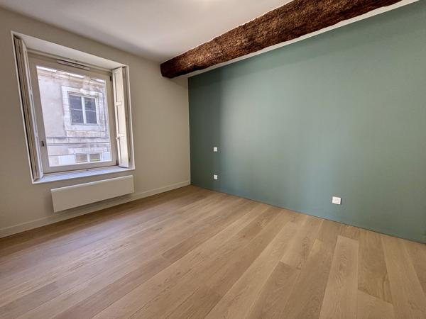 T3 rénové avec goût – Vieux-Port de La Rochelle (MAUBEC 27)