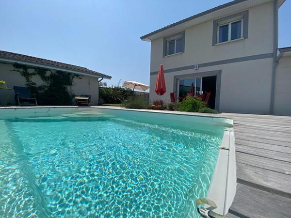 Maison récente de 4 chambres avec jardin, piscine et garage, Tresses 130 m2