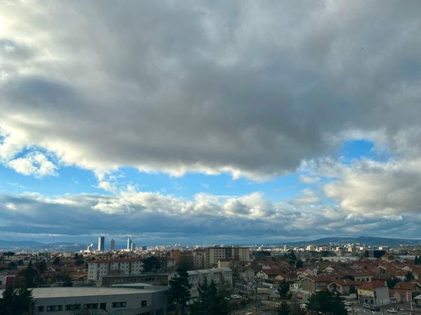 BRON- Lumineux appartement de 5 pièces-90,30 m2- Vue panoramique-Fort potentiel  