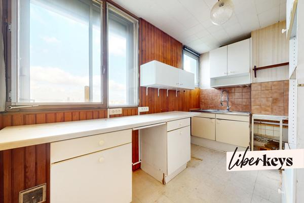 BRON- Lumineux appartement de 5 pièces-90,30 m2- Vue panoramique-Fort potentiel  