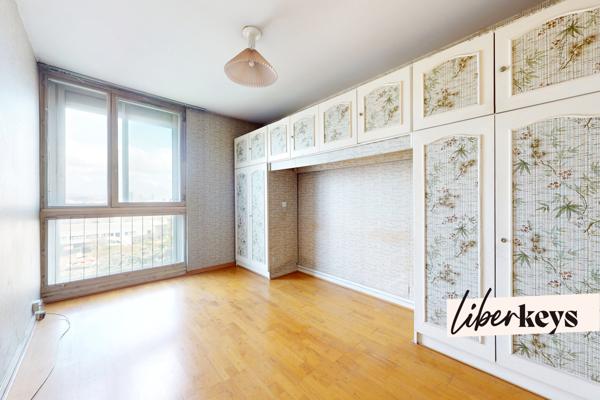 BRON- Lumineux appartement de 5 pièces-90,30 m2- Vue panoramique-Fort potentiel  