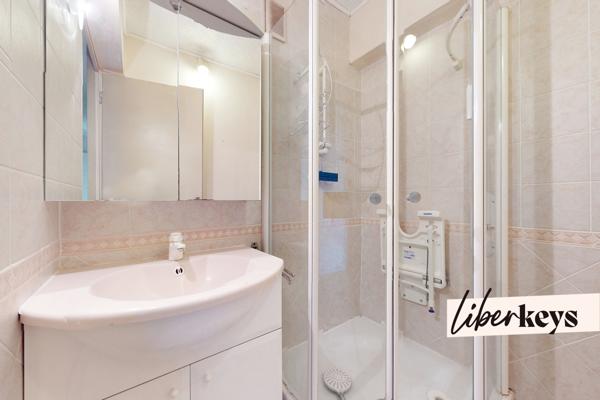 BRON- Lumineux appartement de 5 pièces-90,30 m2- Vue panoramique-Fort potentiel  