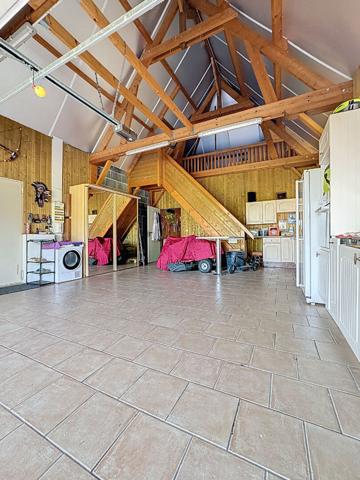 Maison 160m² à vendre à Belligné - 3 chambres, bureau, mezzanine, garage et 1 hectare de terrain.