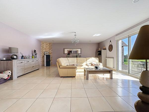 Maison 160m² à vendre à Belligné - 3 chambres, bureau, mezzanine, garage et 1 hectare de terrain.