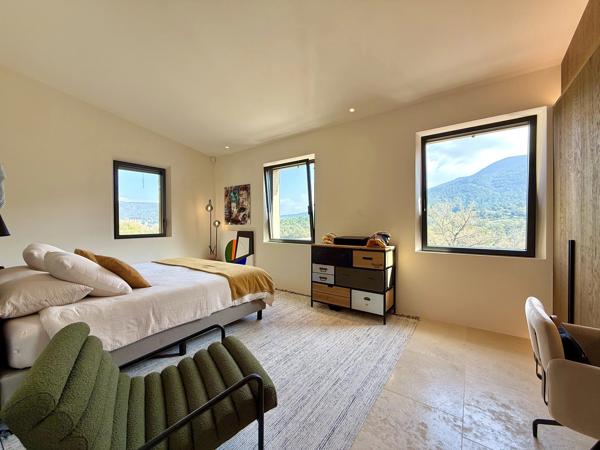 Villa d’architecte – 245 m² - 3 Chambres – Piscine à débordement chauffée - 83310 La Môle - Réf 86663055