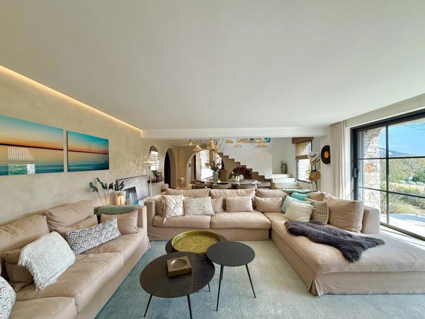 Villa d’architecte – 245 m² - 3 Chambres – Piscine à débordement chauffée - 83310 La Môle - Réf 86663055