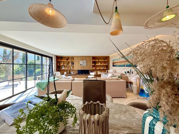 Villa d’architecte – 245 m² - 3 Chambres – Piscine à débordement chauffée - 83310 La Môle - Réf 86663055