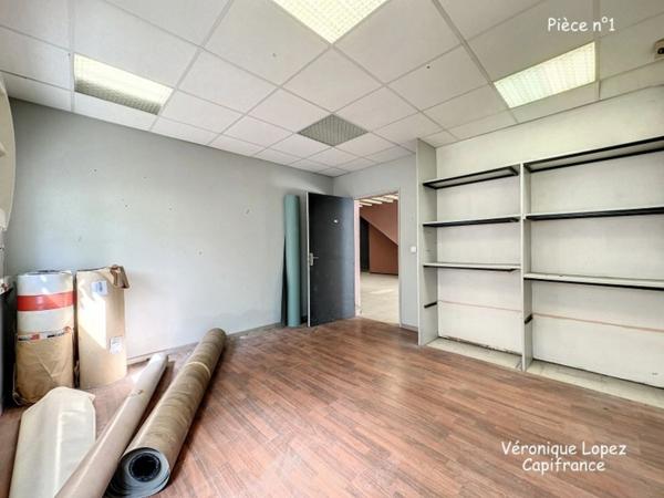 Agen, sortie nord, local  de 353 m² sur deux niveaux avec espace de stockage et bureaux