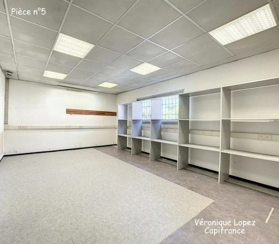 Agen, sortie nord, local  de 353 m² sur deux niveaux avec espace de stockage et bureaux
