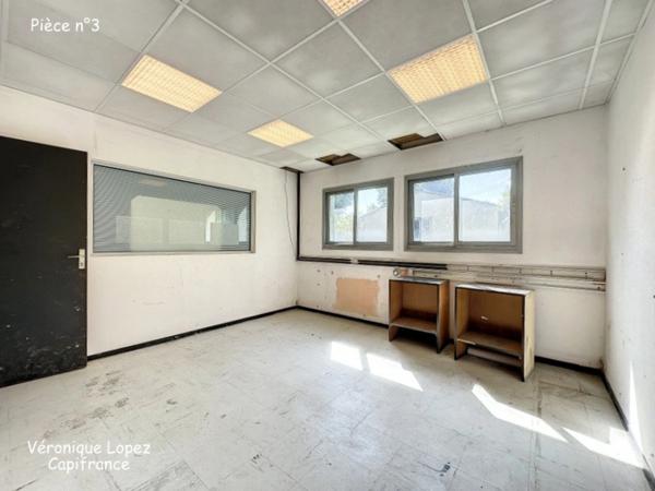 Agen, sortie nord, local  de 353 m² sur deux niveaux avec espace de stockage et bureaux