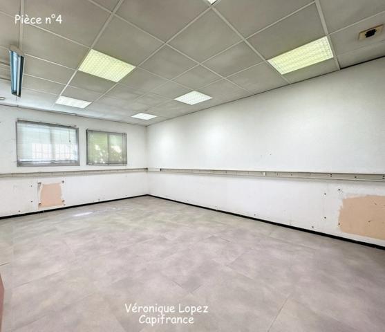 Agen, sortie nord, local  de 353 m² sur deux niveaux avec espace de stockage et bureaux