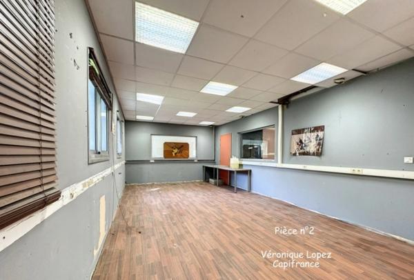 Agen, sortie nord, local  de 353 m² sur deux niveaux avec espace de stockage et bureaux