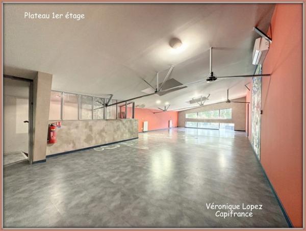 Agen, sortie nord, local  de 353 m² sur deux niveaux avec espace de stockage et bureaux