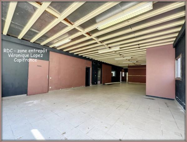 Agen, sortie nord, local  de 353 m² sur deux niveaux avec espace de stockage et bureaux