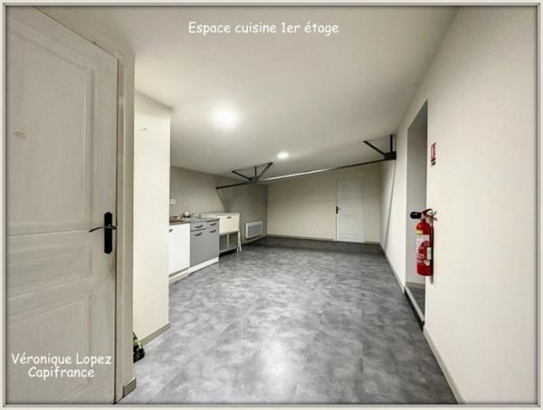 Agen, sortie nord, local  de 353 m² sur deux niveaux avec espace de stockage et bureaux