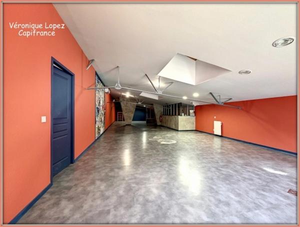 Agen, sortie nord, local  de 353 m² sur deux niveaux avec espace de stockage et bureaux