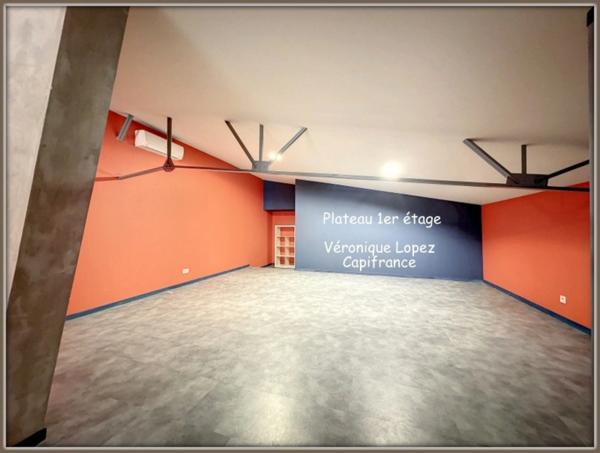 Agen, sortie nord, local  de 353 m² sur deux niveaux avec espace de stockage et bureaux