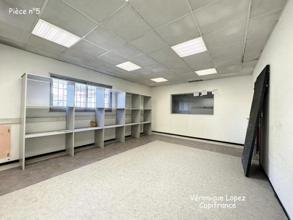 Agen, sortie nord, local  de 353 m² sur deux niveaux avec espace de stockage et bureaux