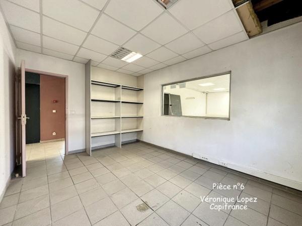 Agen, sortie nord, local  de 353 m² sur deux niveaux avec espace de stockage et bureaux