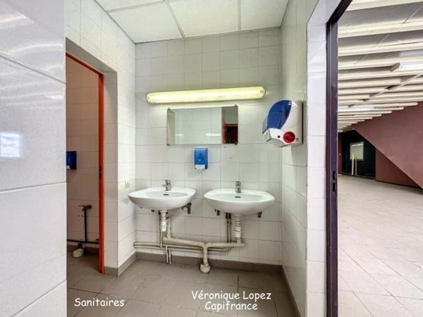 Agen, sortie nord, local  de 353 m² sur deux niveaux avec espace de stockage et bureaux