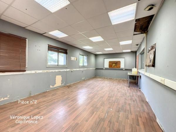 Agen, sortie nord, local  de 353 m² sur deux niveaux avec espace de stockage et bureaux