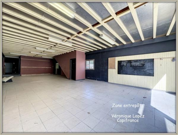 Agen, sortie nord, local  de 353 m² sur deux niveaux avec espace de stockage et bureaux