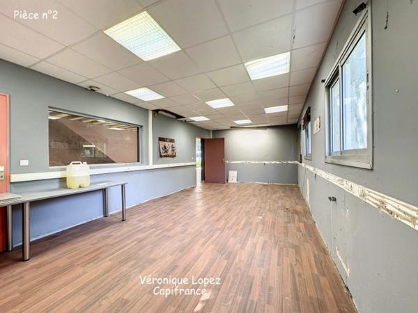 Agen, sortie nord, local  de 353 m² sur deux niveaux avec espace de stockage et bureaux