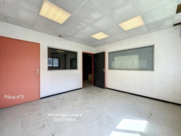 Agen, sortie nord, local  de 353 m² sur deux niveaux avec espace de stockage et bureaux