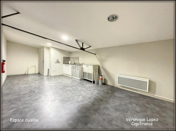 Agen, sortie nord, local  de 353 m² sur deux niveaux avec espace de stockage et bureaux